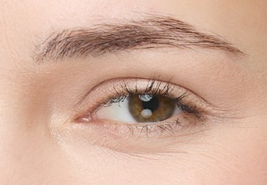 Nahaufnahme eines Auges mit kurzen Wimpern