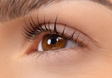 Nahaufnahme eines Auges mit langen Wimpern