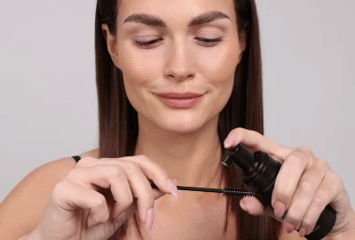 Model wäscht das Make-up von ihren Augenlidern