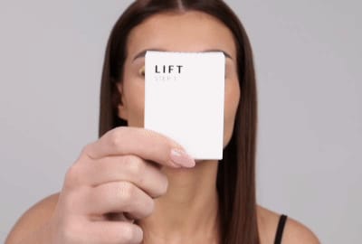 Modellauftrag Schritt 1 – Wimpern anheben
