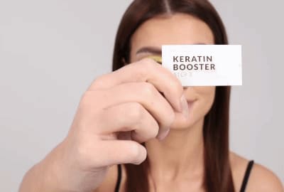 Modell trägt Schritt 3 – Keratin Booster auf die Wimpern auf