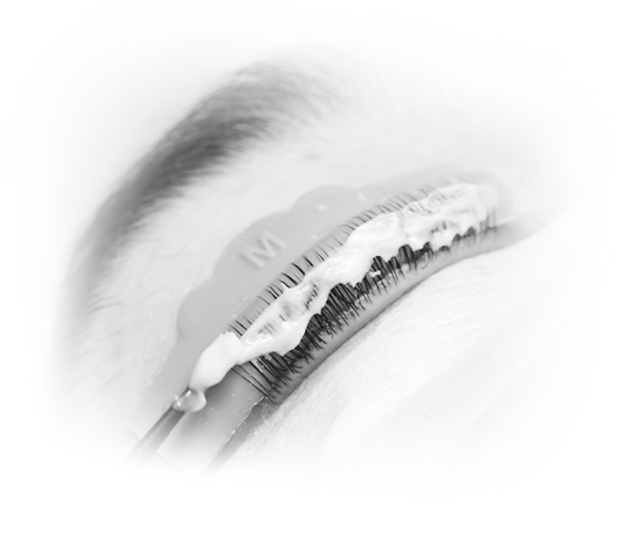 Ein Schwarz-Weiß-Bild einer Frau, die Step 1 Lift anwenden lässt