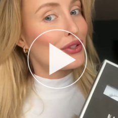 Women sharing their experience with Nanolash