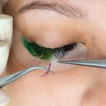 Entdecken Sie die modischen Trends im Styling der verlängerten Wimpern und passen Sie sie an Ihre Augen an!